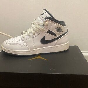 Kids shoes black and white